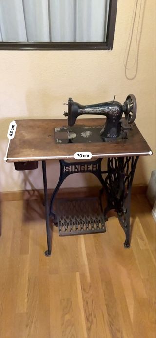 Máquina de coser SINGER con mesa