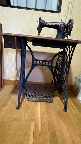 Máquina de coser SINGER con mesa