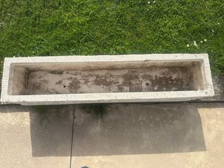 Fioriera in cemento con rilievo