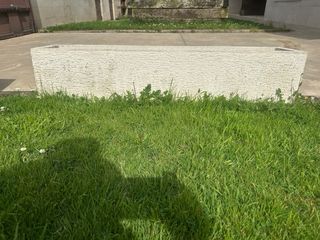 Fioriera in cemento con rilievo