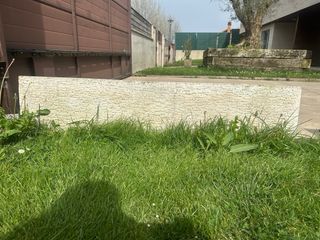 Fioriera in cemento con rilievo