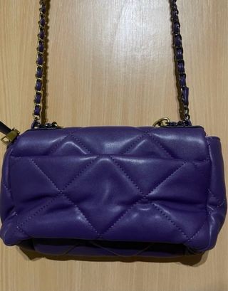 Bolso morado acolchado con cadena
