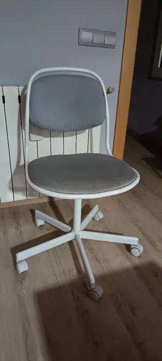 Silla de escritorio gris y blanca