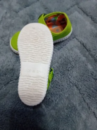 Zapatillas niña verdes Puestas solo 2 dias. N° 24