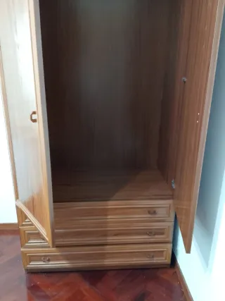 Cabecero, mesilla y armario de madera