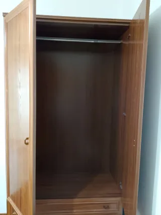 Cabecero, mesilla y armario de madera