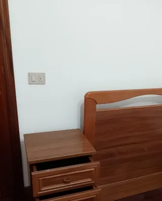 Cabecero, mesilla y armario de madera