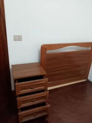 Cabecero, mesilla y armario de madera