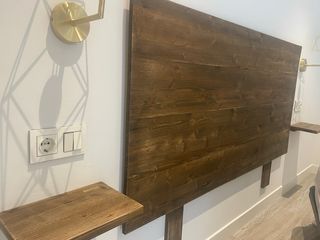 Cabecero de madera Hannun y baldas mesita noche