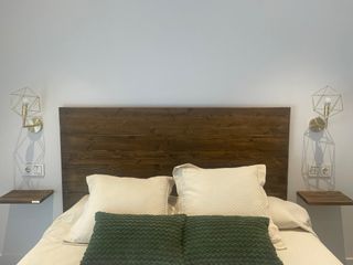 Cabecero de madera Hannun y baldas mesita noche