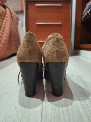 Zapatos de tacón con cordones marrones