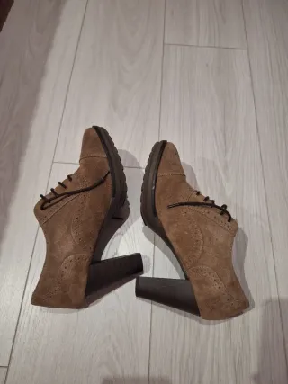 Zapatos de tacón con cordones marrones