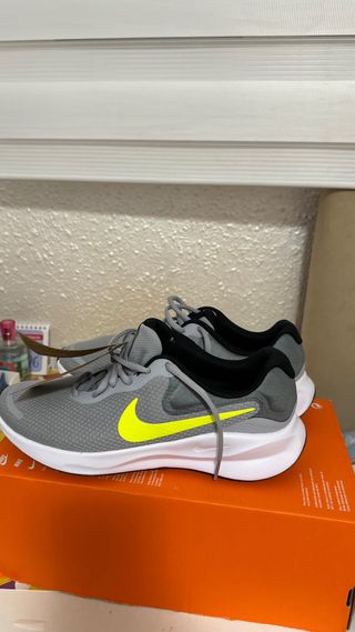 Zapatillas Nike Grises y Amarillas