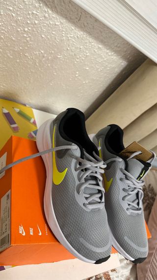 Zapatillas Nike Grises y Amarillas
