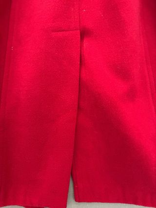 Abrigo rojo elegante con cinturón