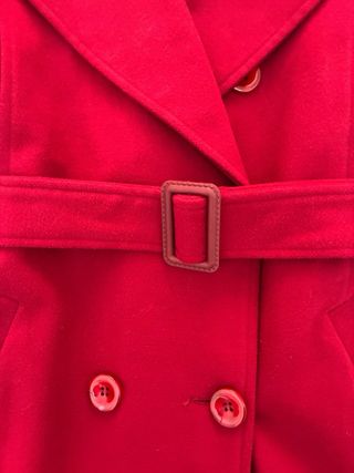 Abrigo rojo elegante con cinturón