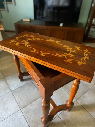 Tavolo consolle in legno con intarsi