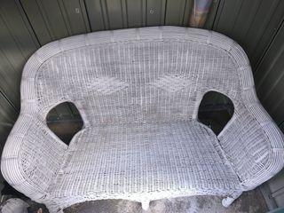 Sofá de mimbre blanco