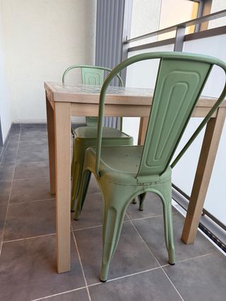 Mesa de madera y 2 sillas metálicas verdes