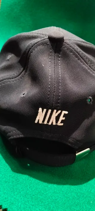 Gorra Nike Negra con Swoosh Repetido