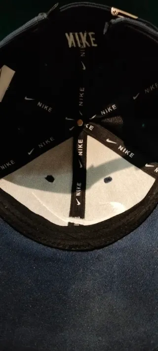 Gorra Nike Negra con Swoosh Repetido