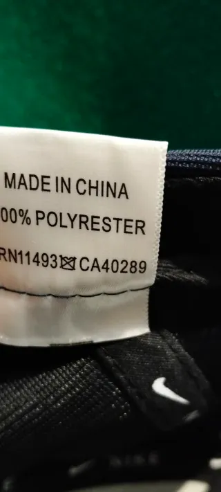 Gorra Nike Negra con Swoosh Repetido