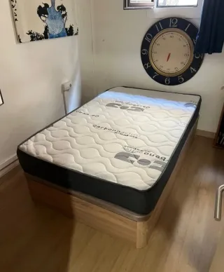 Canapés de madera con colchónes