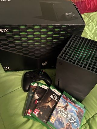 Xbox Series X con caja y juegos