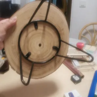 Mesa rústica de madera con patas metálicas