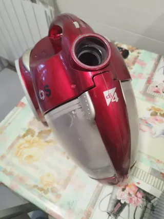 Aspirador sin bolsa rojo