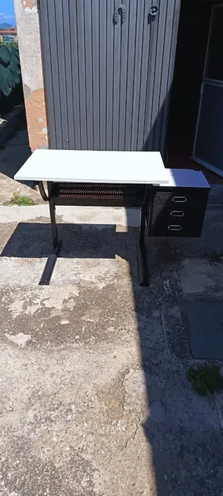 Mesa de dibujo con cajonera