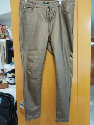 Pantalón efecto piel C&A dorado