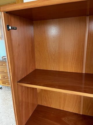 Vitrina de madera y cristal