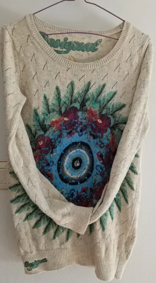 Jersey talla M marca Desigual con bordado floral.