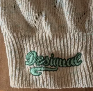 Jersey talla M marca Desigual con bordado floral.