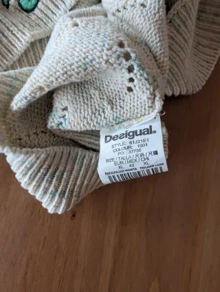 Jersey talla M marca Desigual con bordado floral.