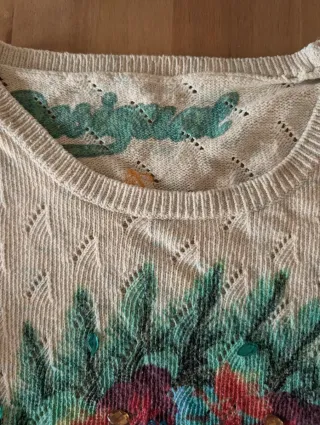 Jersey talla M marca Desigual con bordado floral.