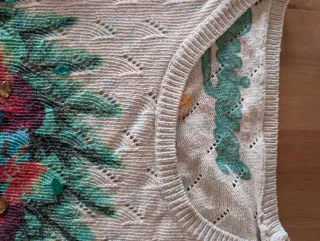 Jersey talla M marca Desigual con bordado floral.