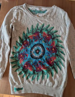 Jersey talla M marca Desigual con bordado floral.
