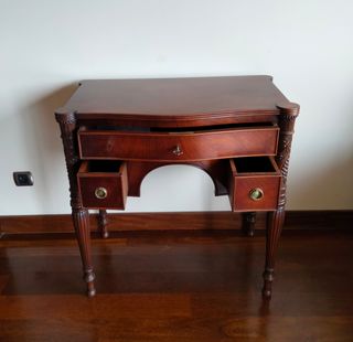 Consola de Madera Estilo Clásico