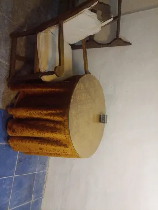 Mesa y silla de terciopelo