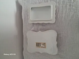 Joyero de porcelana con flores doradas