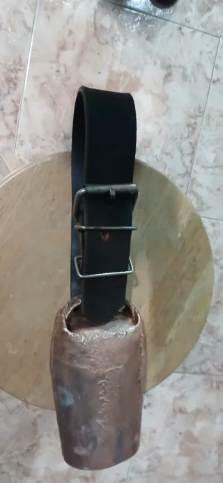 Cencerro de metal con correa de cuero