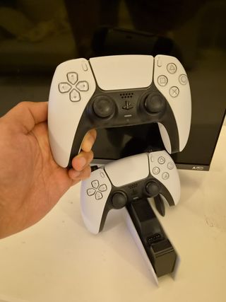 PlayStation 5 con 2 mandos y cargador