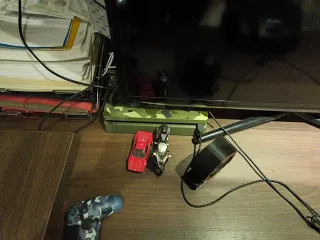 Volante, pedalera, play 500 gb, 3 mandos y TV