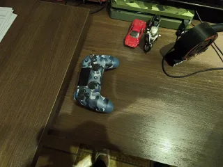 Volante, pedalera, play 500 gb, 3 mandos y TV