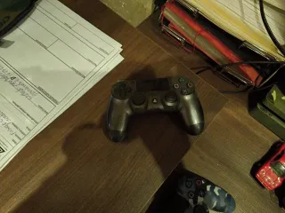 Volante, pedalera, play 500 gb, 3 mandos y TV