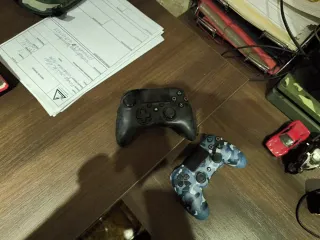 Volante, pedalera, play 500 gb, 3 mandos y TV