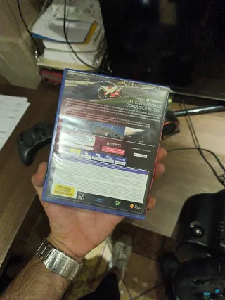 Volante, pedalera, play 500 gb, 3 mandos y TV