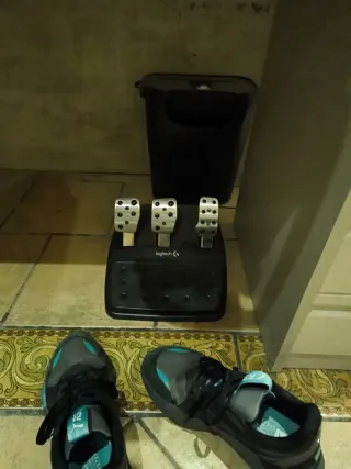 Volante, pedalera, play 500 gb, 3 mandos y TV